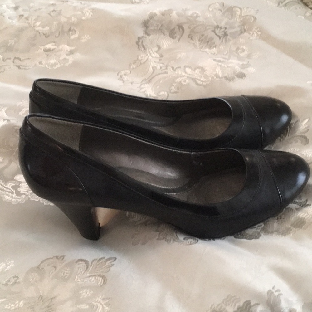 Naturalizer N5 Comfort Black Closed-Toe Heels